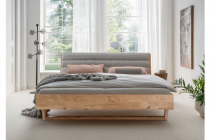 BE-0825 von GK Möbelvertrieb - Bett Wildeiche mit Stoffkopfteil hellgrau