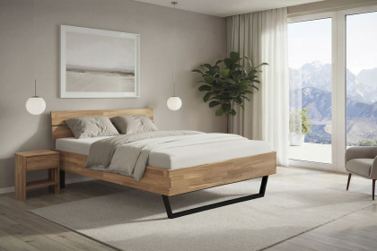 Davos von Elfo Möbel - Komfortbett Eiche geölt mit Holzkopfteil und Metallkufe